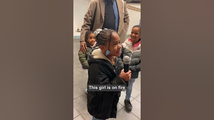 Little girl captures the hearts of New York strangers with her beautiful voice ❤️❤️