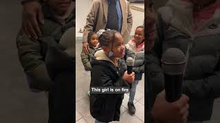 Little girl captures the hearts of New York strangers with her beautiful voice ❤️❤️