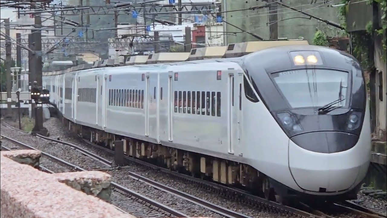 232次樹林發車經由北迴線開往壽豐的EMU3000型十二輛編組EMU3018皮蛋豆腐騰雲號綠色帶新城際自強號列車