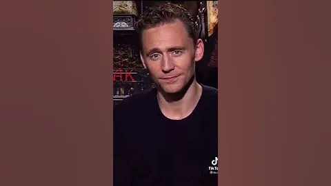 Making eye contact with Tom🦋💙      (Y/n x Tom Hiddleston POV)