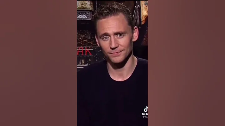 Making eye contact with Tom🦋💙      (Y/n x Tom Hiddleston POV)
