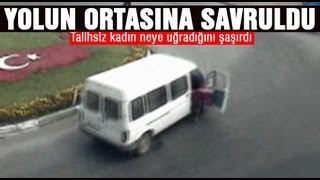 Seyir Halindeki Minibüsten Yola Savruldu