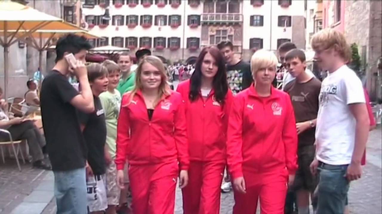 Der neue TLSB Kaderanzug - Modeschau vor dem Goldenen Dachl in Innsbruck