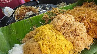 Bangkoks famous Pad Thai - Thai street foodबैंकाक के प्रसिद्ध पैड थाई - थाई स्ट्रीट फूड