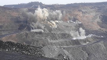 Nổ mìn khai thác than ở mỏ đèo nai