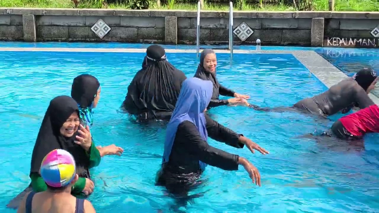 BERJALAN MUTAR DENGAN SATU KAKI (MELATIH SENDI LUTUT DAN KESEIMBANGAN)