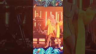 Halsey on SNL with suitable snapchat filter😂❤️