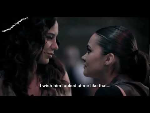 HANDE SORAL - LEZBİYEN ÖPÜŞME