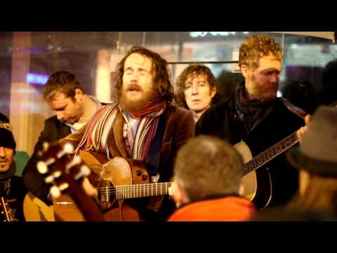 Damien Rice & Glen Hansard - Blower's Daughter + Creep (Busking on Grafton St Christmas Eve)