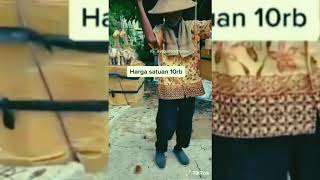 Sudah Lanjut Usia, Kakek Ini Masih Semangat Berjualan Mainan Jadul.