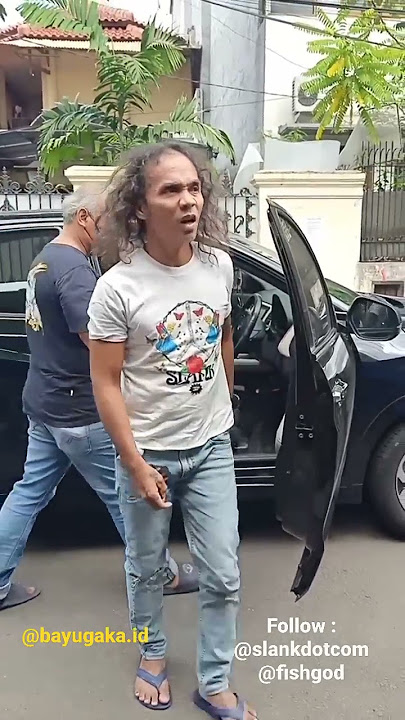 Kaka Slank Turun dari mobil di Basecamp Slank JL Potlot III #slank