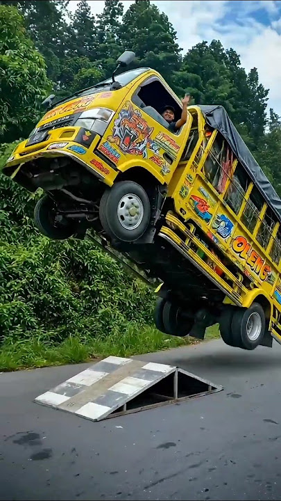 Truk Oleng Mobil Truk Fuso Canter Sukses Melintasi Rintangan dan Tantangan di Jalan Perbukitan !😮☺