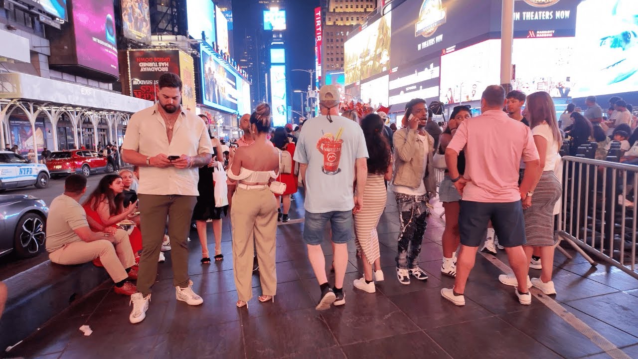 🎆 Exploring Times Square, NYC - Walking at Night in the City That Never Sleeps 🌙🗽