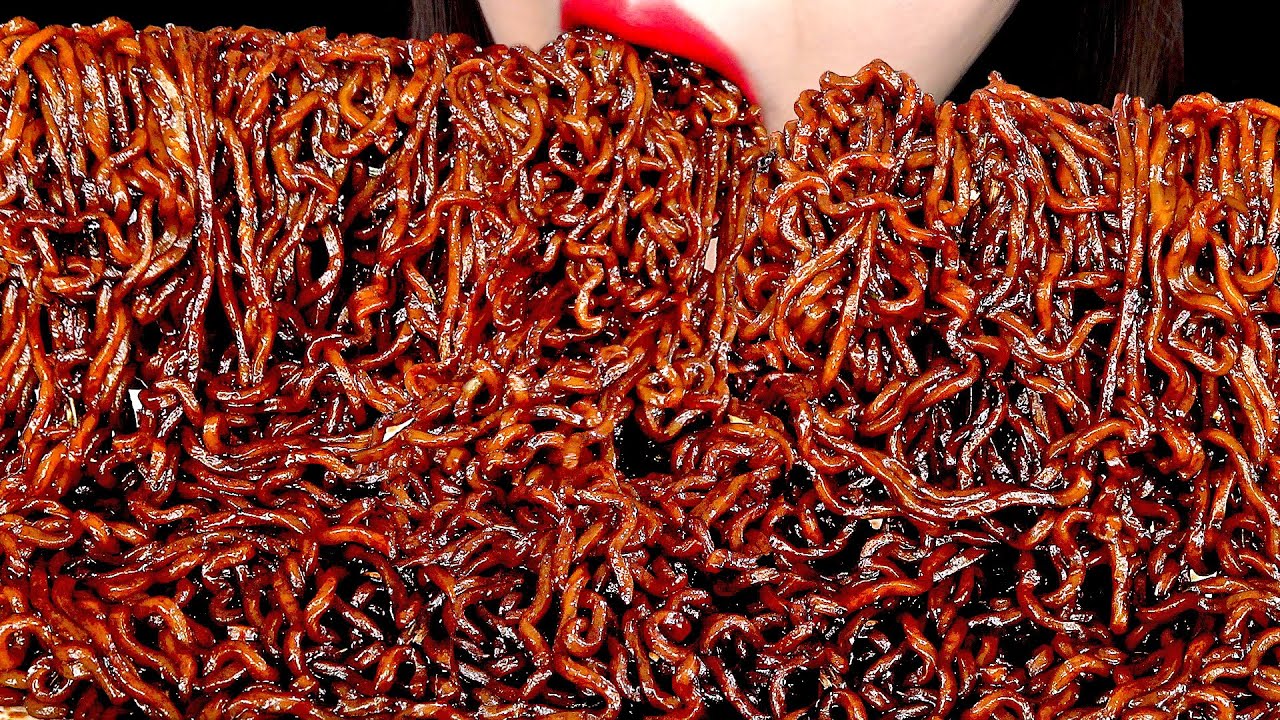 ASMR BLACK BEAN NOODLES JJAJANGMYEON 짜장면 먹방 MUKBANG EATING SOUNDS 咀嚼音ジャージャー麺 | ZOEY ASMR