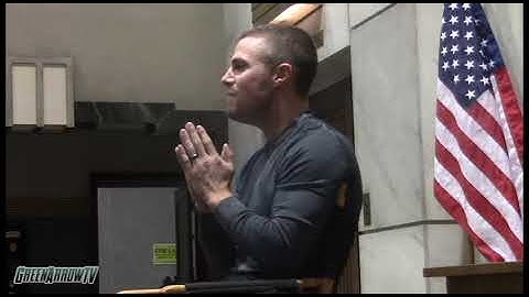 Stephen Amell Talks Elseworlds | Arrow Season 7