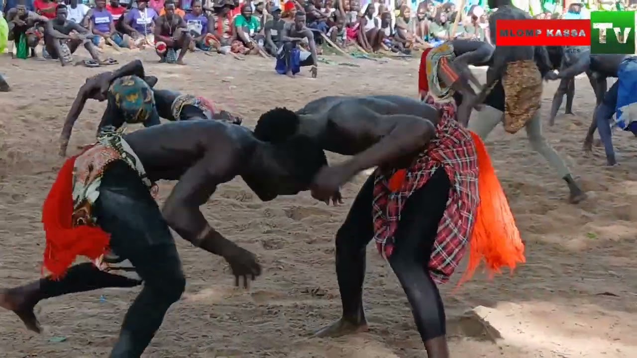 Lutte traditionnelle diembering  vs mlomp,  champions se sont affronter. Démonstration technique. 