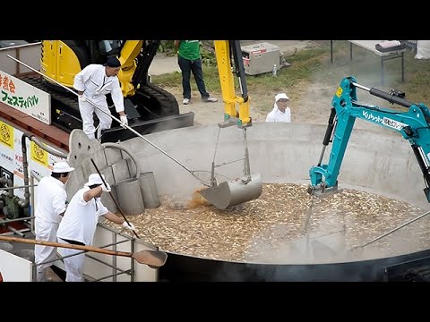 巨大鍋３万食、ショベルカーですくう　山形で芋煮フェス