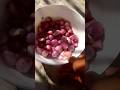طريقة تقشير البصل الصغير 