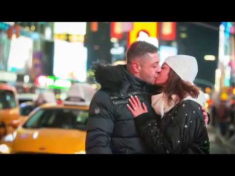 wedding-packages-nyc---billboard-marriage-proposal-in-times-square