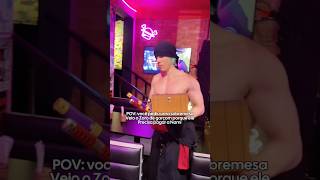 Roronoa Zoro cosplay como garçom One Piece