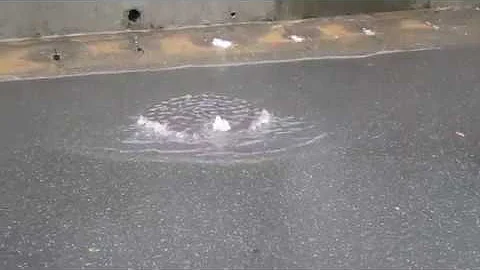 万個マンホールから水が吹き出しました