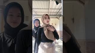 fokus ke jilbab coklat