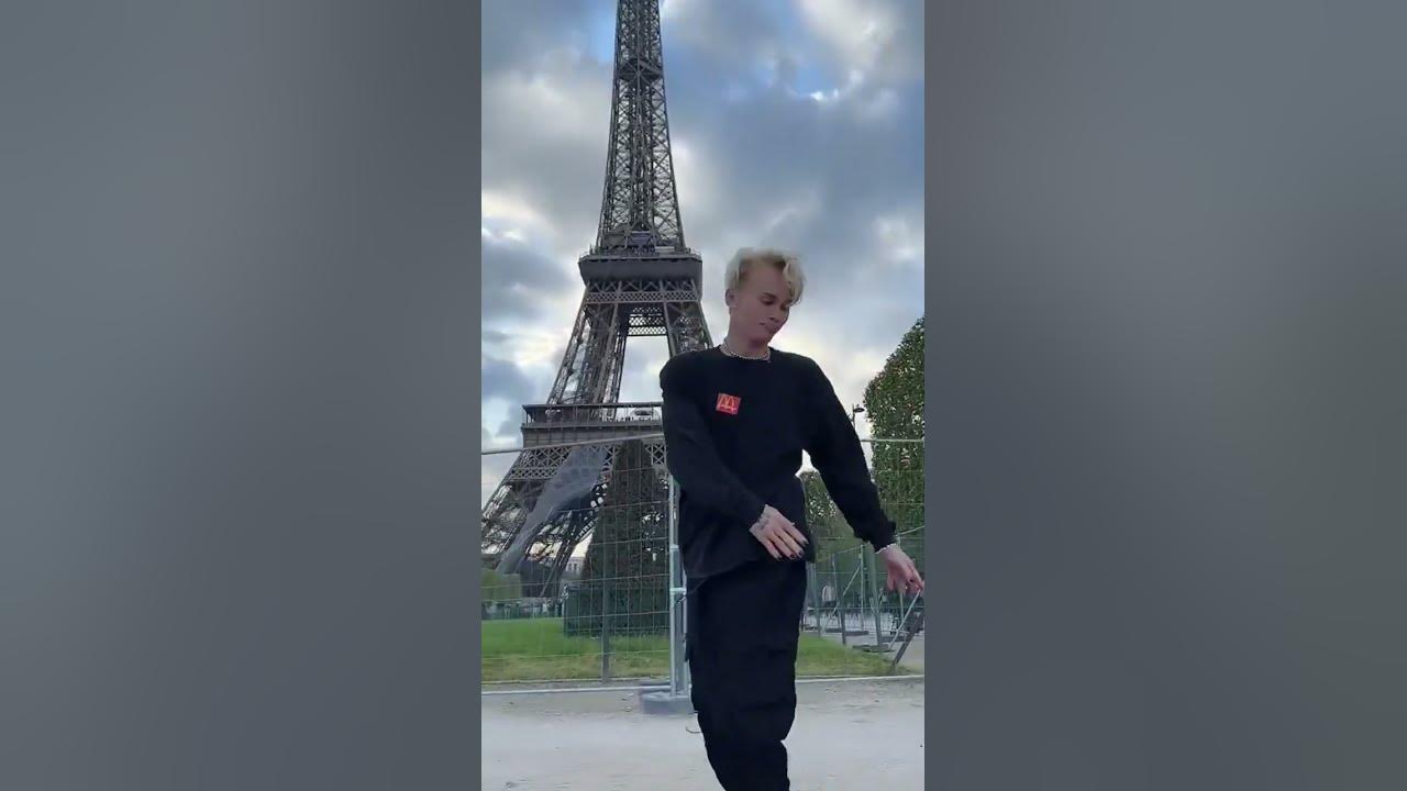 Мальчик на фоне Эйфелевой башни