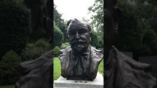 Colonel Sander’s grave statue #shorts