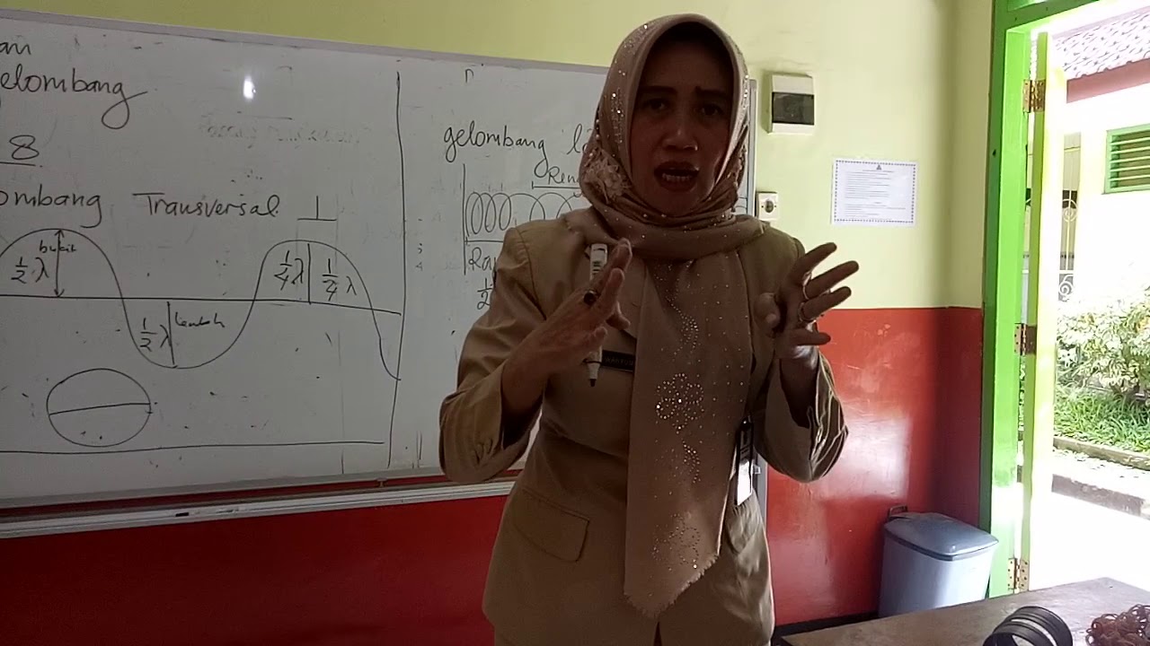SMPN 10 Malang-Gelombang transversal dan longitudinal oleh Ida Wahyuni