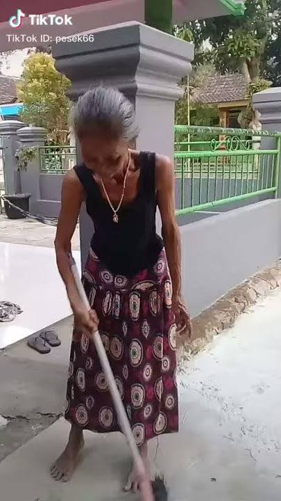 Mbah mbah lagi joget-joget