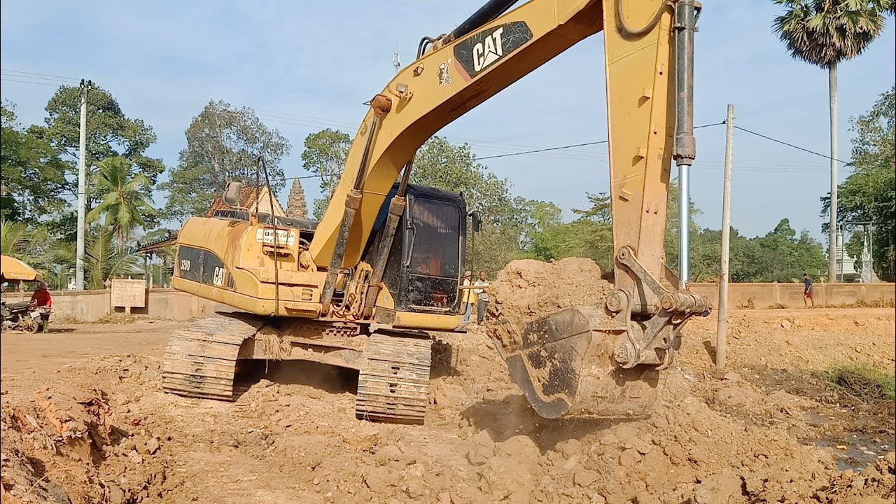 Amazon Caterpillar CAT 320D Excavator LoadingTrucks | WEE VLOGS ...