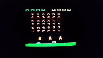 Atari 2600 / Space Invaders pt.1 played on an old school tv