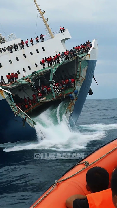 Detik Detik Kapal Tenggelam! Penumpang Panik Berusaha Menyelamatkan Diri!!!