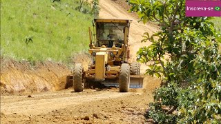 Cascalhamento na ladeira. Motoniveladora patrola Caterpillar 120K/Grader niveleuse motoconformadora.