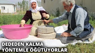 Buğdayı dedelerinden kalma taş değirmende öğütüyorlar