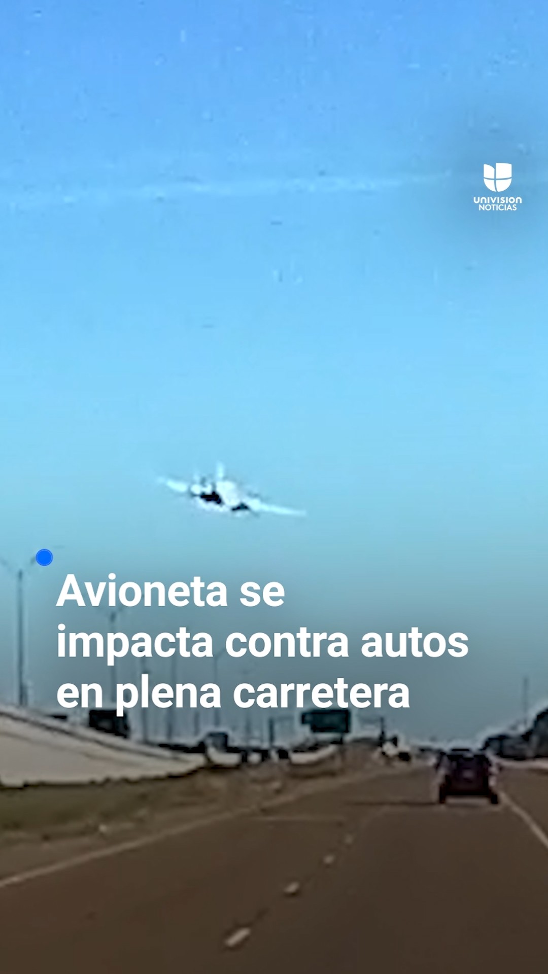 ✈️ El momento en el que una avioneta se estrella contra autos en plena carretera