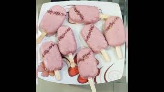 Roseflavour cakesicles made with rose syrup & rose petals ️