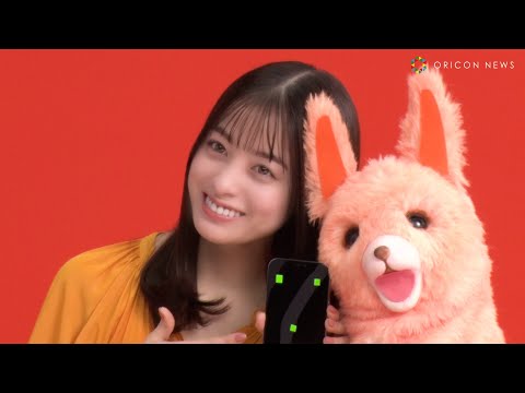 橋本環奈、モフモフのラマと共演！　 ブックライブ新TV CM「利用者いっぱい環奈感激」篇