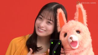 橋本環奈、モフモフのラマと共演！　 ブックライブ新TV CM「利用者いっぱい環奈感激」篇
