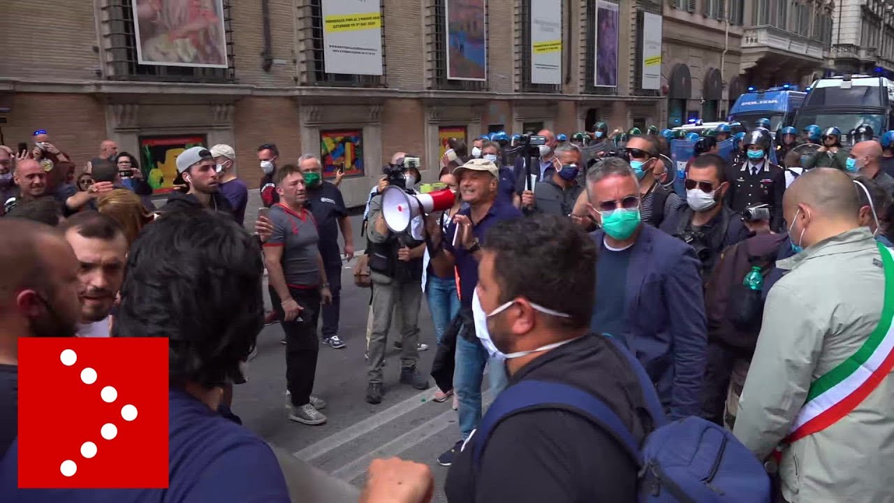 Tensione in piazza Venezia: cordone polizia blocca corteo