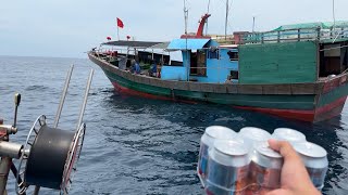 Gặp Tàu Trung Quốc Trên Biển Chạy Tới Giao Lưu Trao Đổi Hàng Hóa - Dân Biển