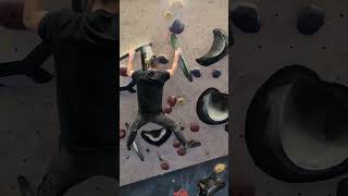First V9, overhang, pinchy, powerful. About 30 tries.#bouldering #boulderinggym #indoorclimbing