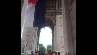 El Venezolano Universal En El Arco Del Triunfo