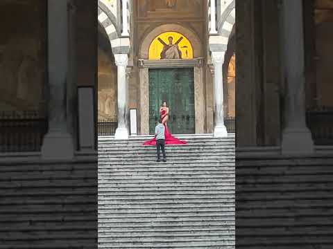 Donna nuda sulla porta del Duomo ad Amalfi