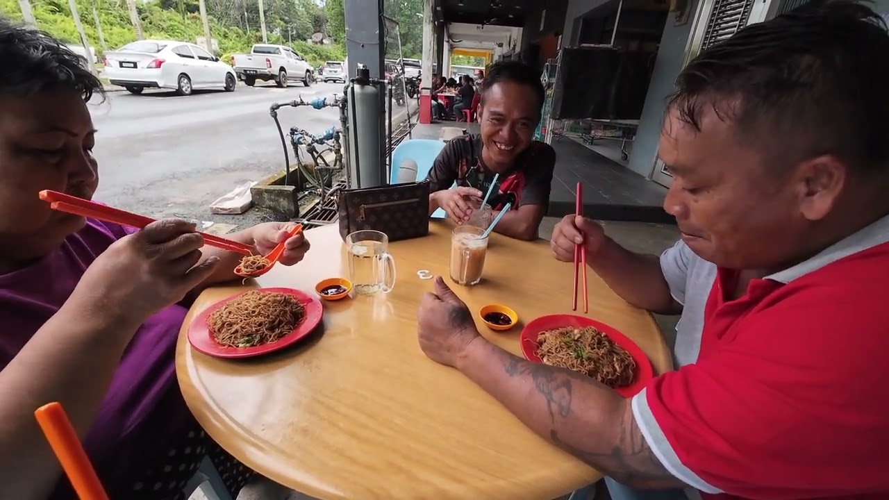 SARAPAN PAGI DI PASAR PAKAN DAN BELI BARANG KEPERLUAN HARI GAWAI //