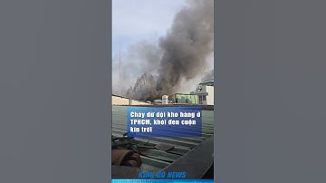 Cháy dữ dội kho hàng ở TPHCM, khói đen cuộn kín trời