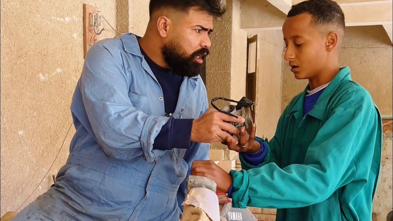 الميكانيكى وصاحب الچيت البحرى بيعملوا مصلحه على الزبون اللى هيشترى الچيت لان الزبون وثق فيهم