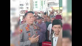 Download Lagu Polisi dan Rakyat Pengibar Bendera Bulan Bintang di Pidie saat Salurkan Bantuan ke Aceh Tamiang MP3