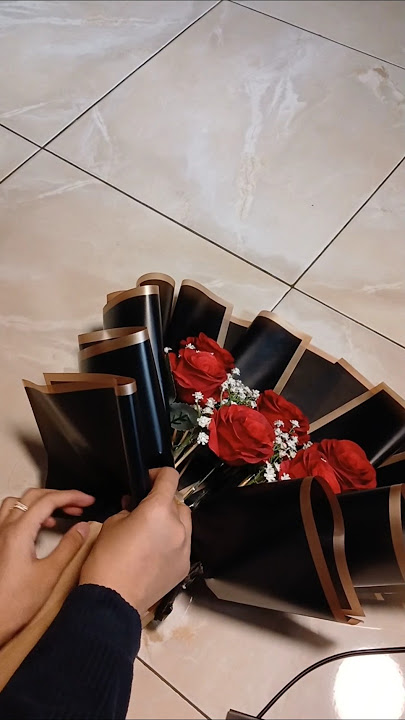Buket bunga mawar merah mix cello hitam gembul cocok untuk valentine