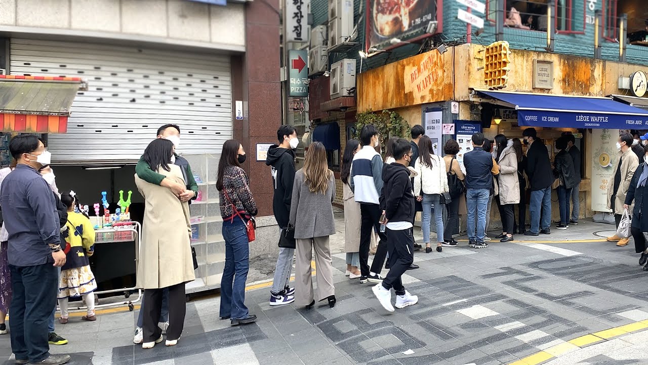 ⁣1년에 20만명이 먹고 간 와플? 추운날도 30m씩 줄서서 먹는 서울 3대 디저트 선정된 돌담길 와플집┃Dessert heaven! Waffle/Korean street food